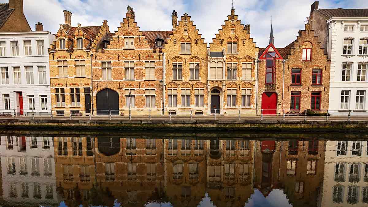 Bruges in Winter - Buildings by the canal