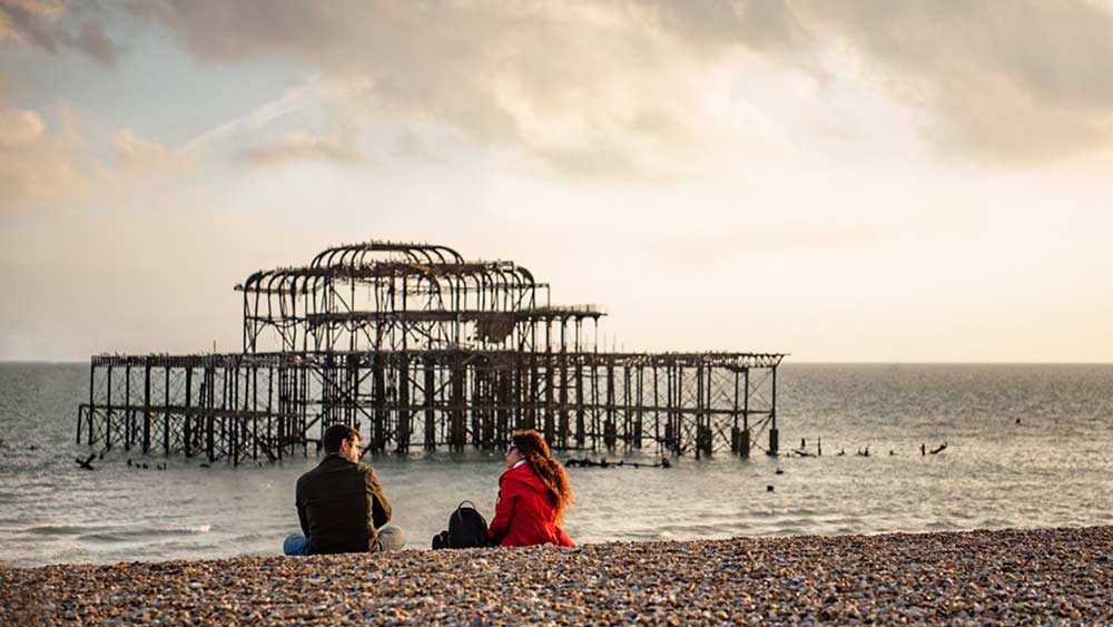 Un couple se détend sur la vieille jetée de Brighton Beach