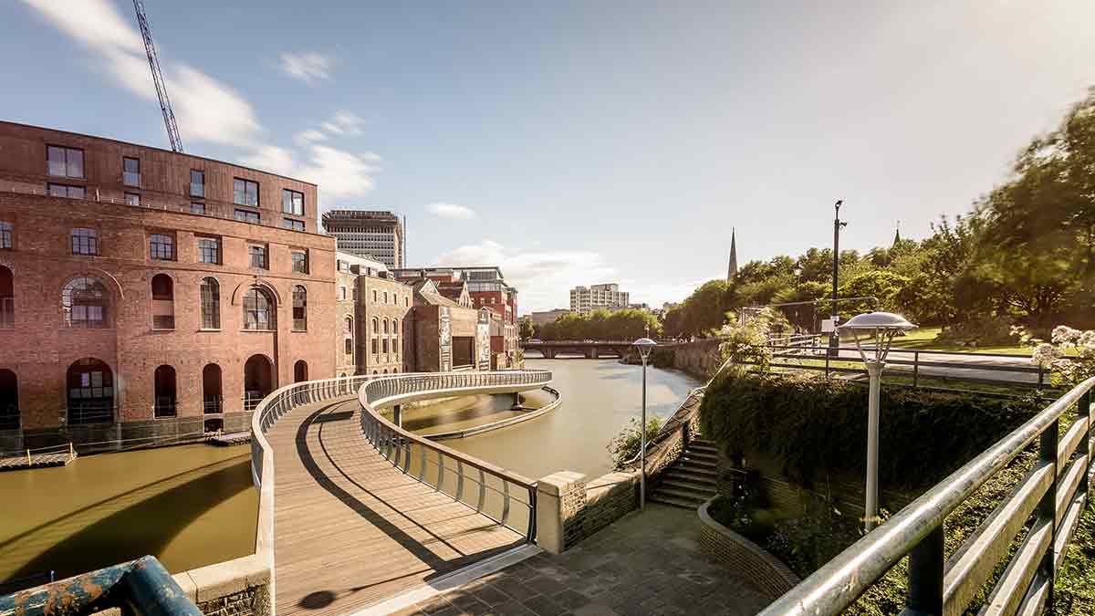 Architectuur en River scene in Bristol, VK