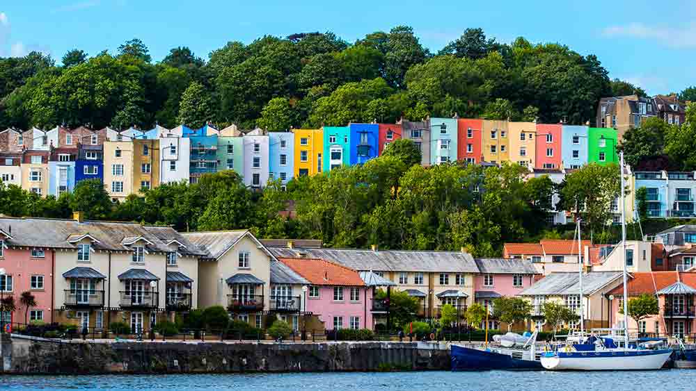 Kleurrijke huizen aan het water in Bristol