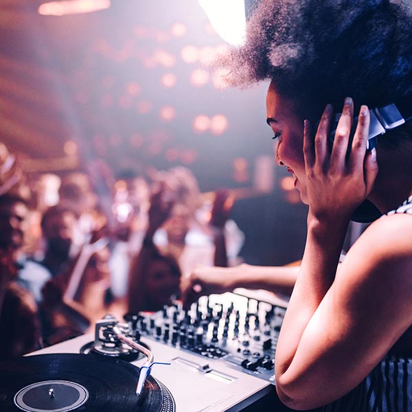 Vrouwelijke DJ Club Bristol nachtleven