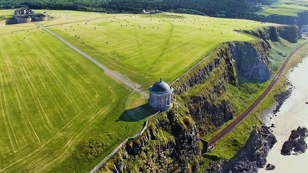 Mussenden Tempel bergafwaarts in Demesne Ierland