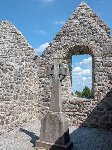 Ruïnes van een oude kerk in Ierland