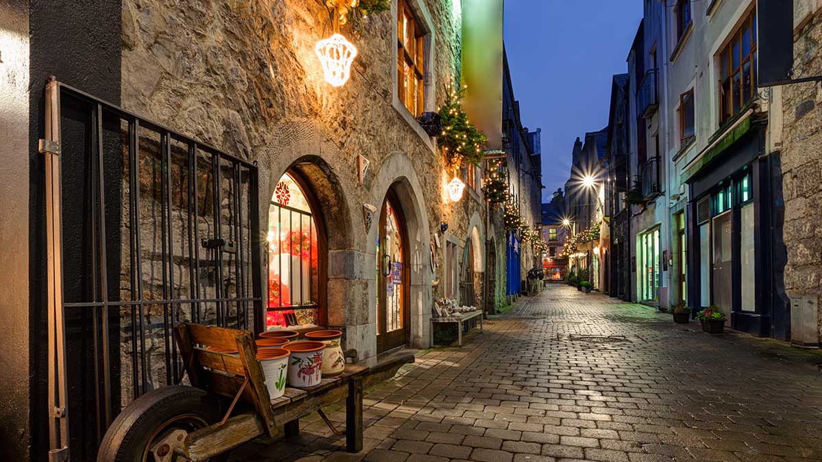 Galway geplaveide straat 's nachts