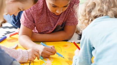 Unterhaltung für Kinder – kleine Kinder beim Malen