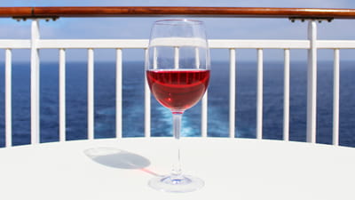 Sun deck bar - verre de vin sur une table extérieure au soleil