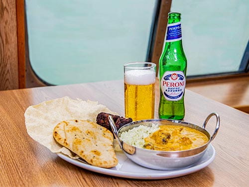 Curry en bier in P&O Ferries Food Court