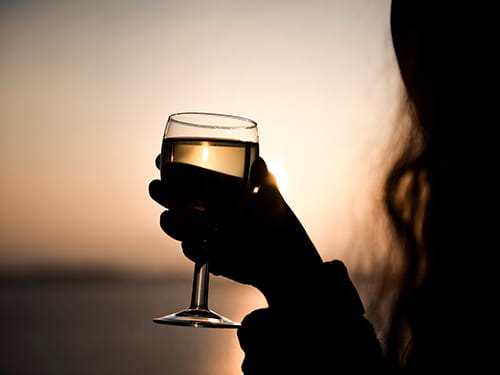 Glas Wein bei Sonnenuntergang
