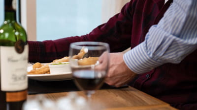 Brasserie – Kellner serviert eine Mahlzeit